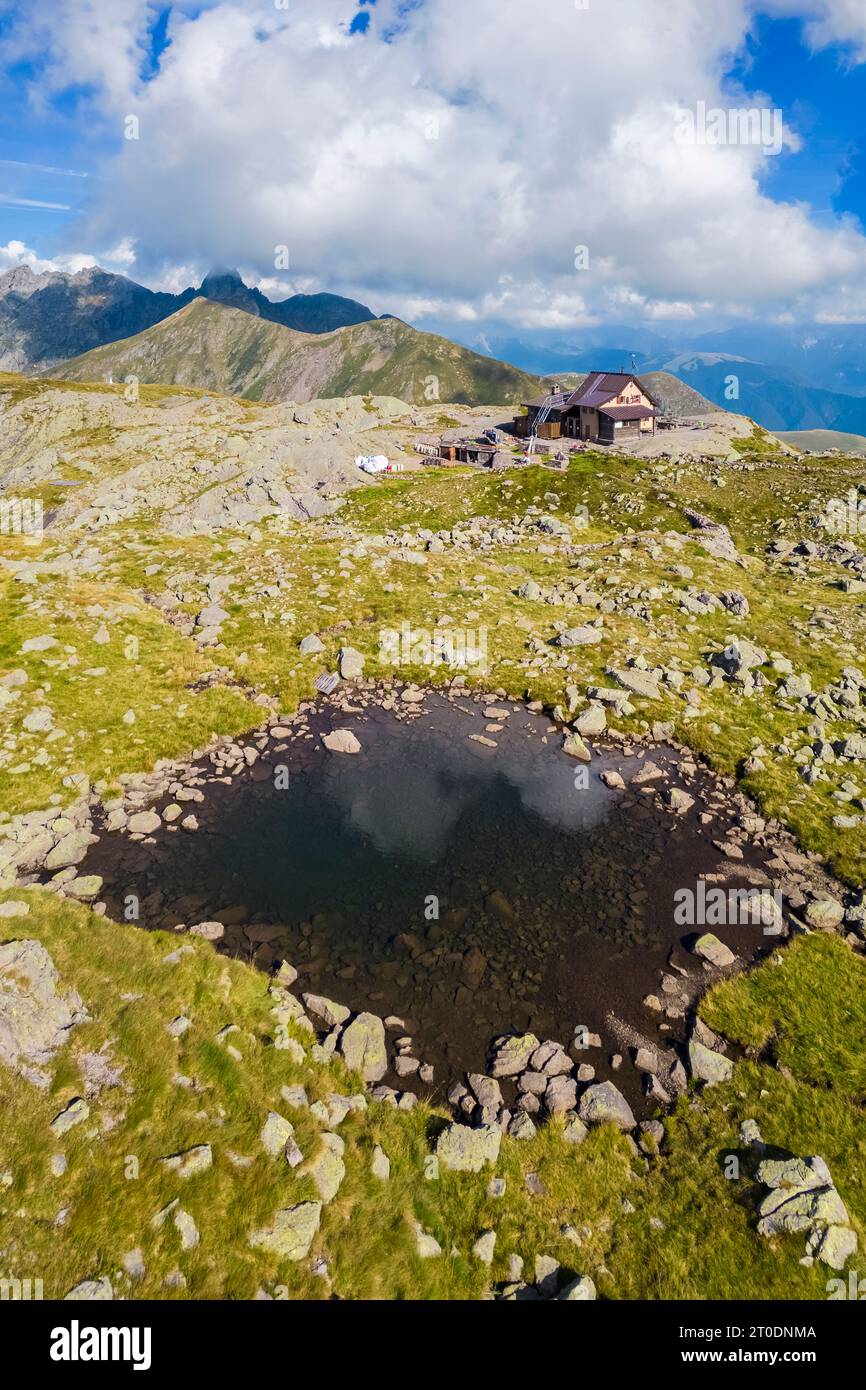 Aus der Vogelperspektive auf das Rifugio Benigni bei Sonnenuntergang. Ornica, Val Salmurano, Val Brembana, Alpi Orobie, Bergamo, Provinz Bergamo, Lombardei, Italien, Europa. Stockfoto