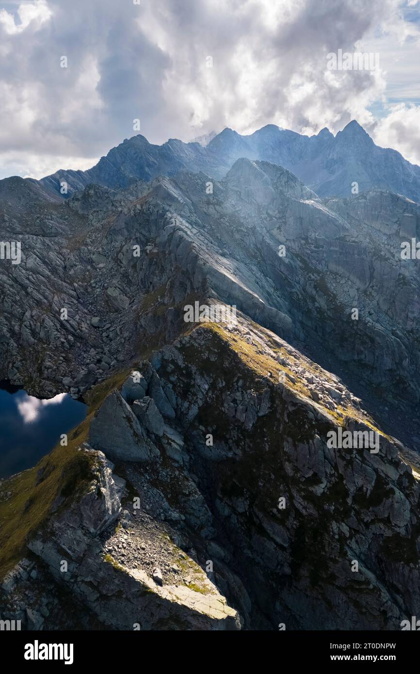 Blick aus der Vogelperspektive auf den Lago Piazzotti bei Sonnenuntergang. Ornica, Val Salmurano, Val Brembana, Alpi Orobie, Bergamo, Provinz Bergamo, Lombardei, Italien, Europa. Stockfoto