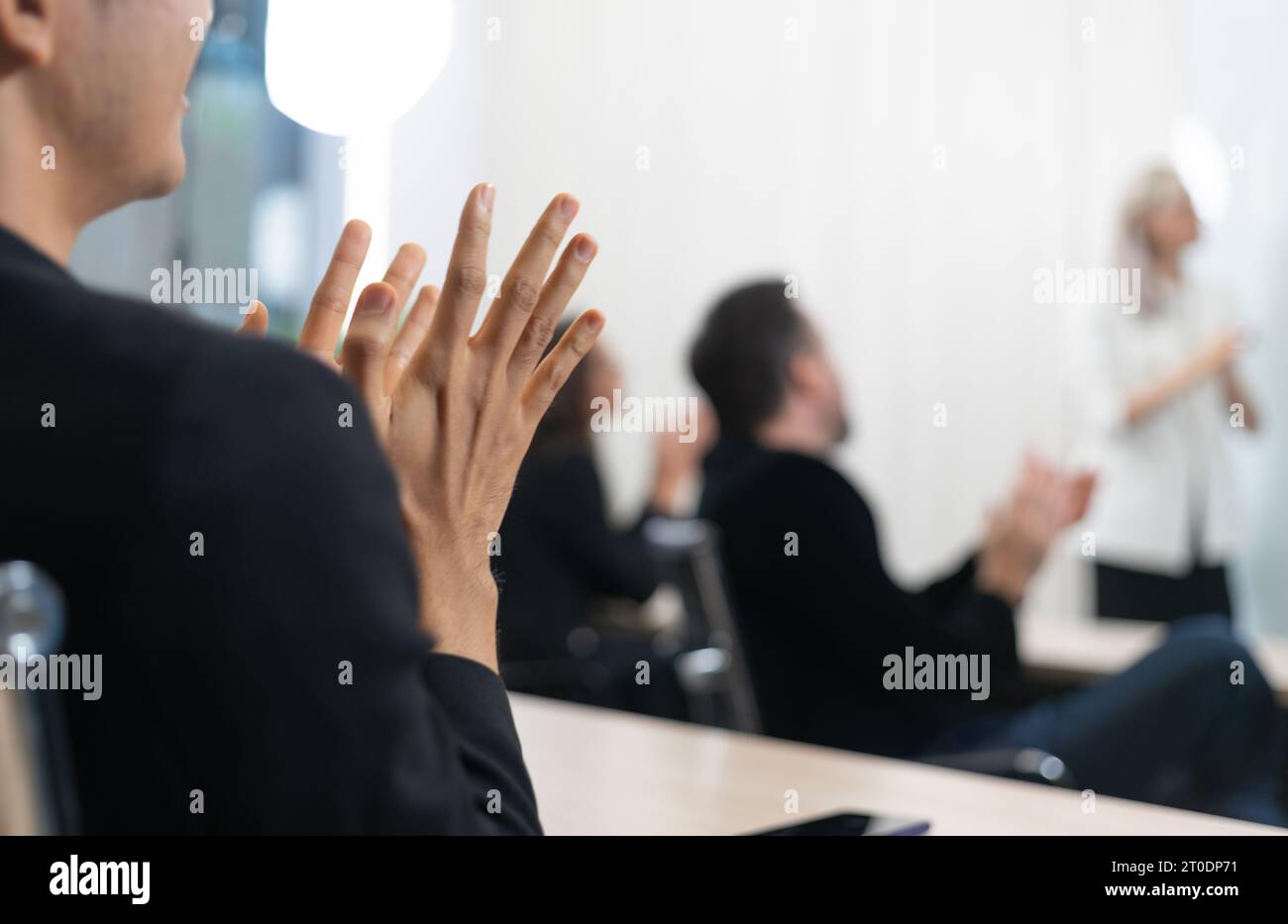Asiatischer Geschäftsmann klatscht bei der Gruppensitzung mit der Hand. Applaus für das erfolgreiche Teamgruppenprojekt. Stockfoto