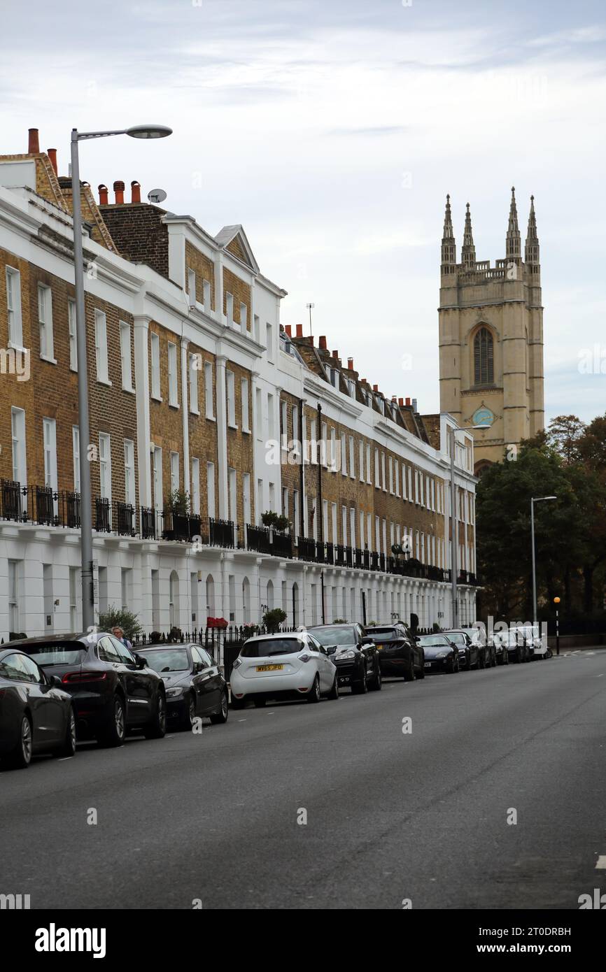 Terrassengebäude in der Sydney Street St Luke's Church Bell Tower hinter Chelsea London England Stockfoto