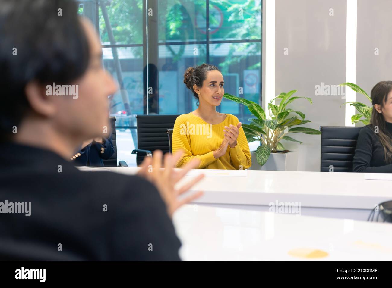 Geschäftstreffen mit einem erfolgreichen Moment. Eine Gruppe von Mitarbeitern aus der Vielfalt von Geschäftsleuten. Applaus, Klatschen an den Händen und geschlossene Faust erscheinen für h Stockfoto
