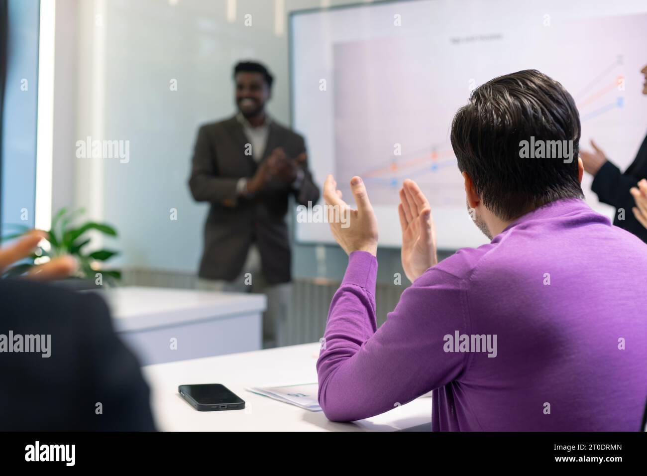 Geschäftstreffen mit einem erfolgreichen Moment. Eine Gruppe von Mitarbeitern aus der Vielfalt von Geschäftsleuten. Applaus, Klatschen an den Händen und geschlossene Faust erscheinen für h Stockfoto