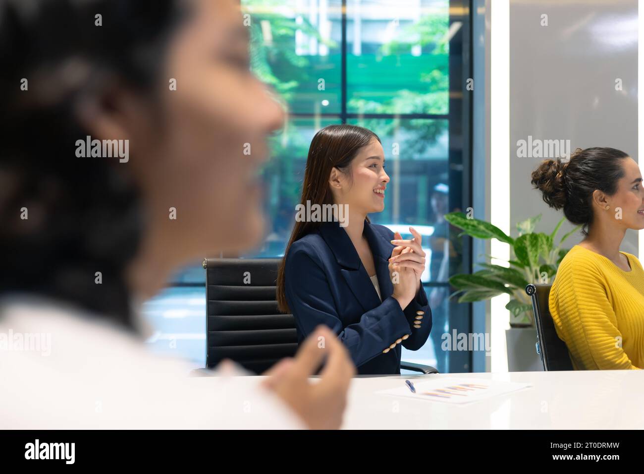 Geschäftstreffen mit einem erfolgreichen Moment. Eine Gruppe von Mitarbeitern aus der Vielfalt von Geschäftsleuten. Applaus, Klatschen an den Händen und geschlossene Faust erscheinen für h Stockfoto