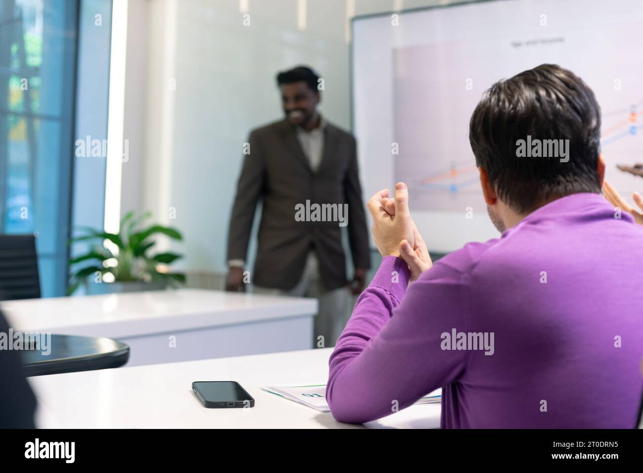 Geschäftstreffen mit einem erfolgreichen Moment. Eine Gruppe von Mitarbeitern aus der Vielfalt von Geschäftsleuten. Applaus, Klatschen an den Händen und geschlossene Faust erscheinen für h Stockfoto