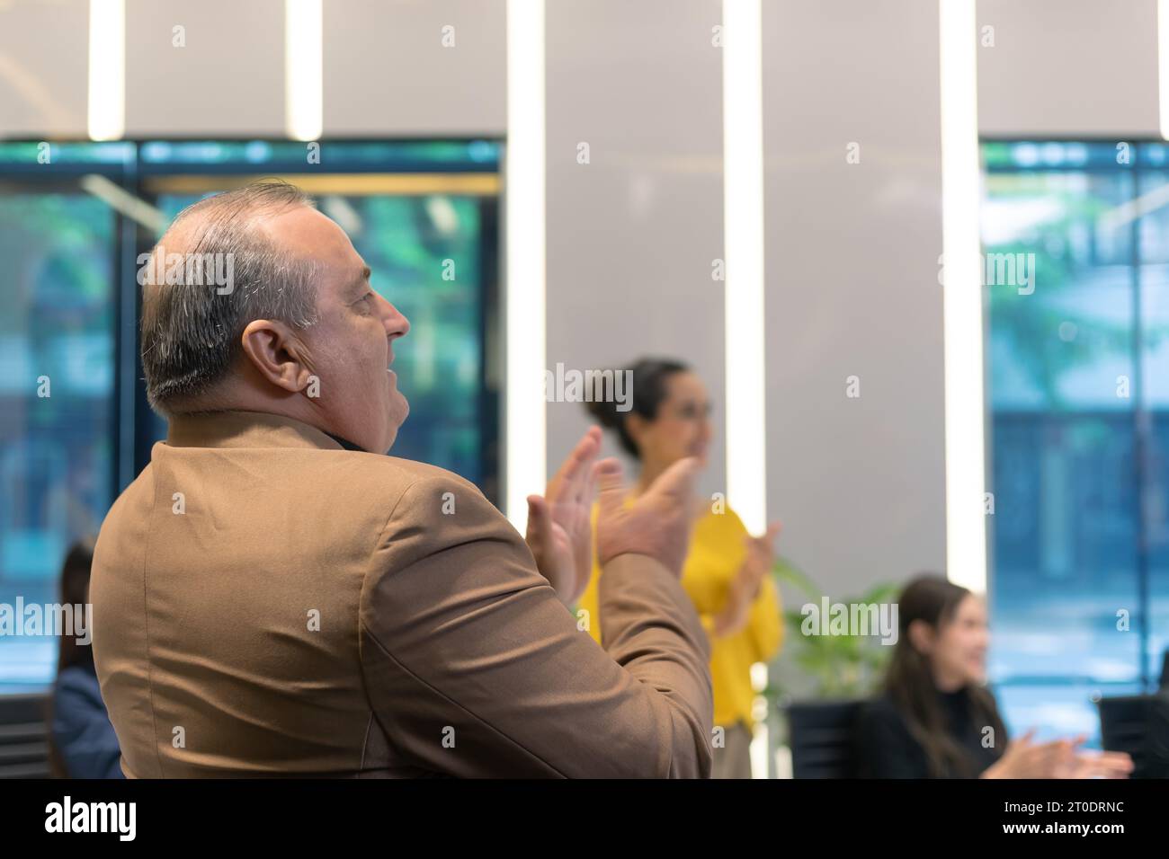 Geschäftstreffen mit einem erfolgreichen Moment. Eine Gruppe von Mitarbeitern aus der Vielfalt von Geschäftsleuten. Applaus, Klatschen an den Händen und geschlossene Faust erscheinen für h Stockfoto