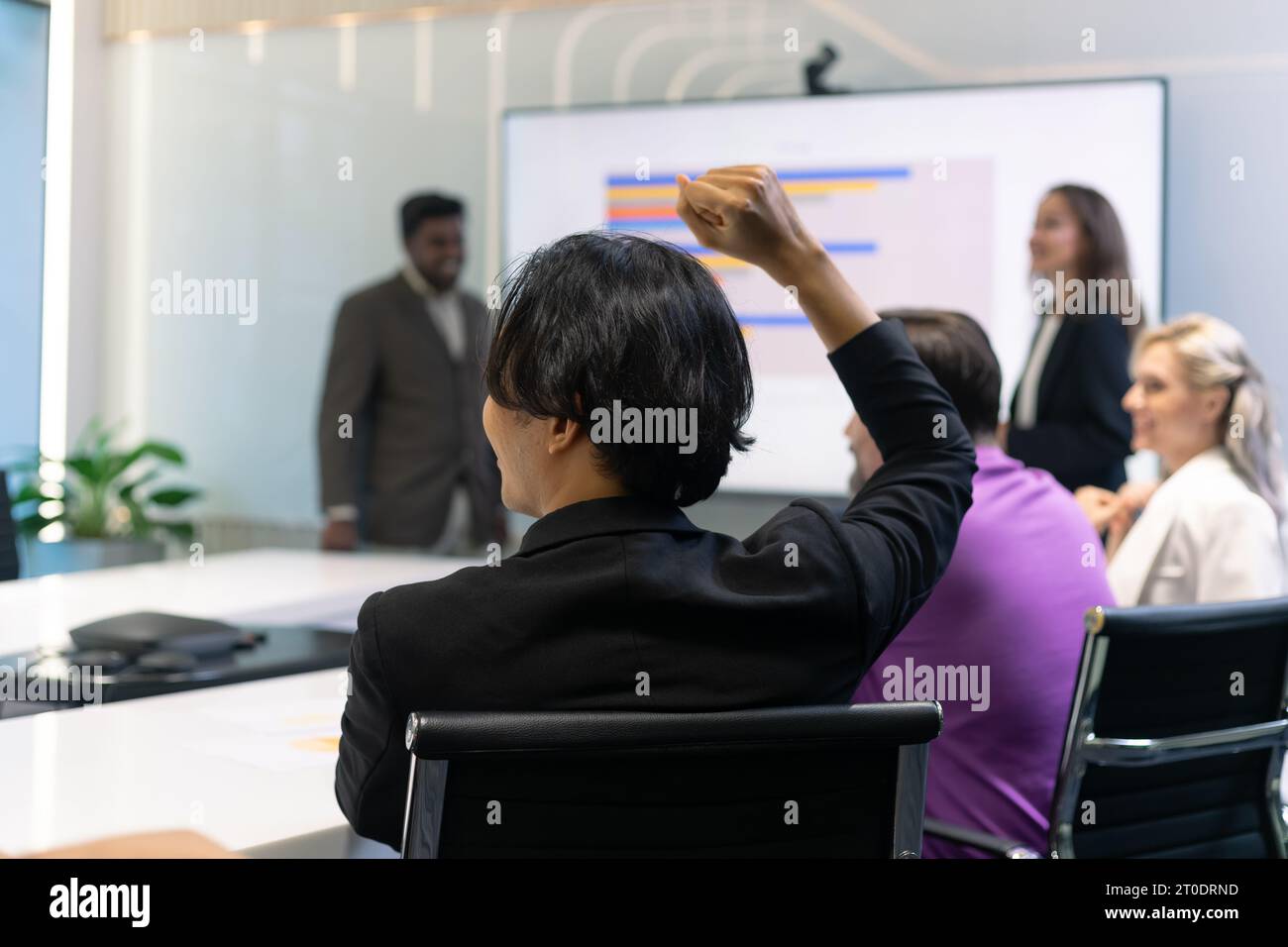 Geschäftstreffen mit einem erfolgreichen Moment. Eine Gruppe von Mitarbeitern aus der Vielfalt von Geschäftsleuten. Applaus, Klatschen an den Händen und geschlossene Faust erscheinen für h Stockfoto