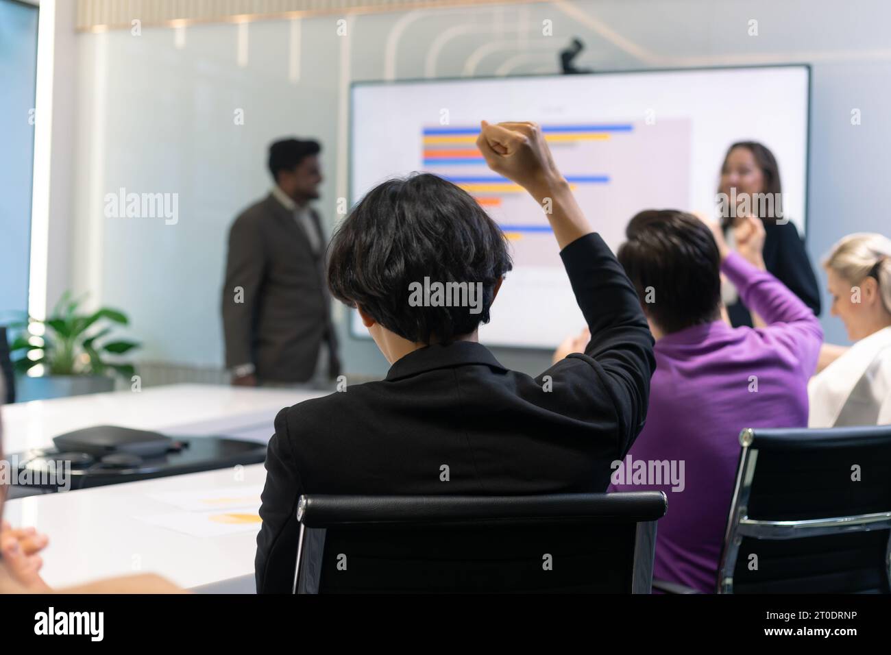 Geschäftstreffen mit einem erfolgreichen Moment. Eine Gruppe von Mitarbeitern aus der Vielfalt von Geschäftsleuten. Applaus, Klatschen an den Händen und geschlossene Faust erscheinen für h Stockfoto