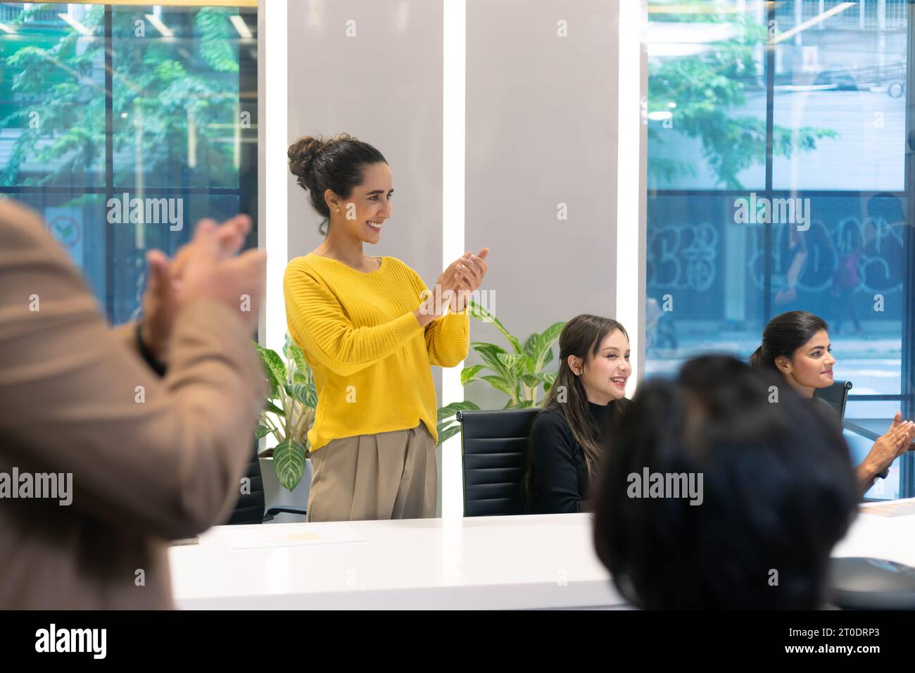 Geschäftstreffen mit einem erfolgreichen Moment. Eine Gruppe von Mitarbeitern aus der Vielfalt von Geschäftsleuten. Applaus, Klatschen an den Händen und geschlossene Faust erscheinen für h Stockfoto