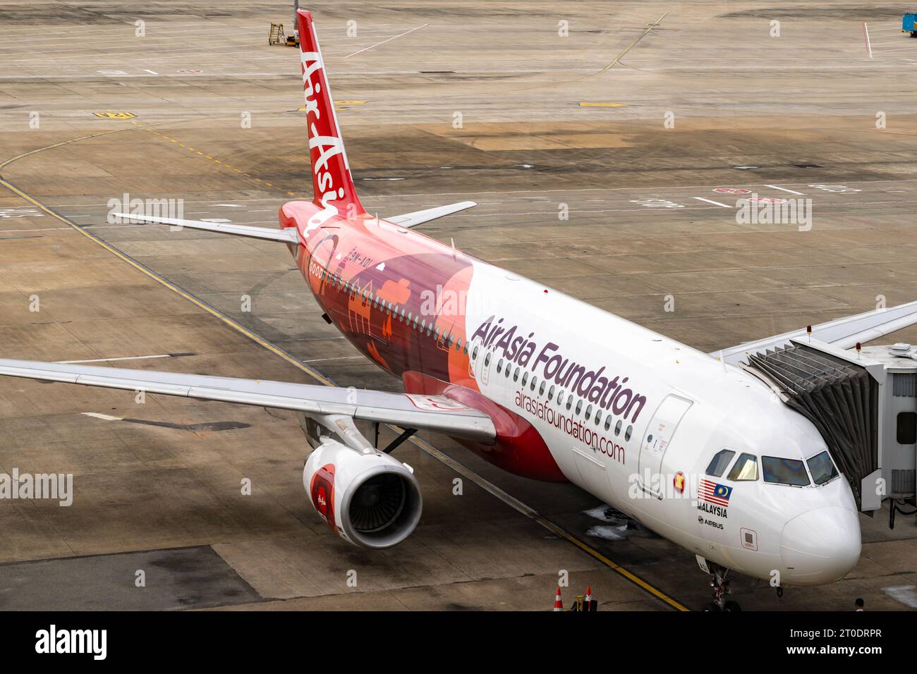 Air Asia Airbus A320 in der Air Asia Foundation Lackierung geparkt am Tan Son Nhat International Airport, Ho Chi Minh City, Vietnam Stockfoto