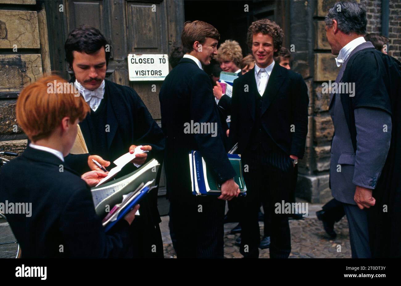 Eton College Studenten tragen traditionelle Uniform mit Books außerhalb des College Berkshire England Stockfoto