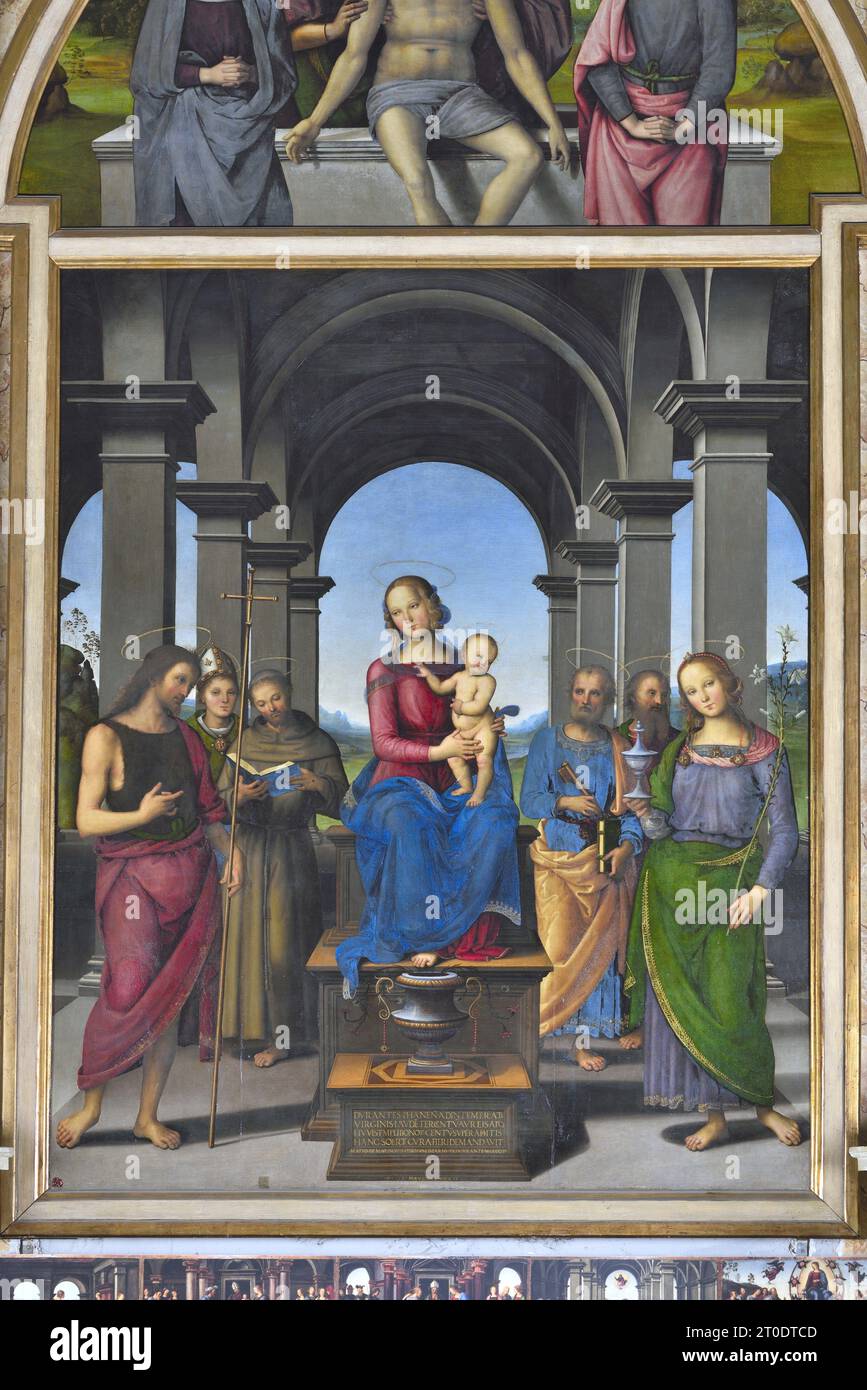 Fano (Italien, Marken. Provinz Pesaro-Urbino). Kirche Santa Maria Nuova, Pietro Vannucci bekannt als Il Perugino, Altar von Fano (Jungfrau und Kind mit den Heiligen Johannes dem Täufer, Ludwig von Toulouse, Franz von Assisi, Peter und Maria Magdalena; Pietà im Cymatium mit dem Heiligen Joseph von Arimathea und St. Nicodemus), Öl auf Platte, 1488-89 Stockfoto