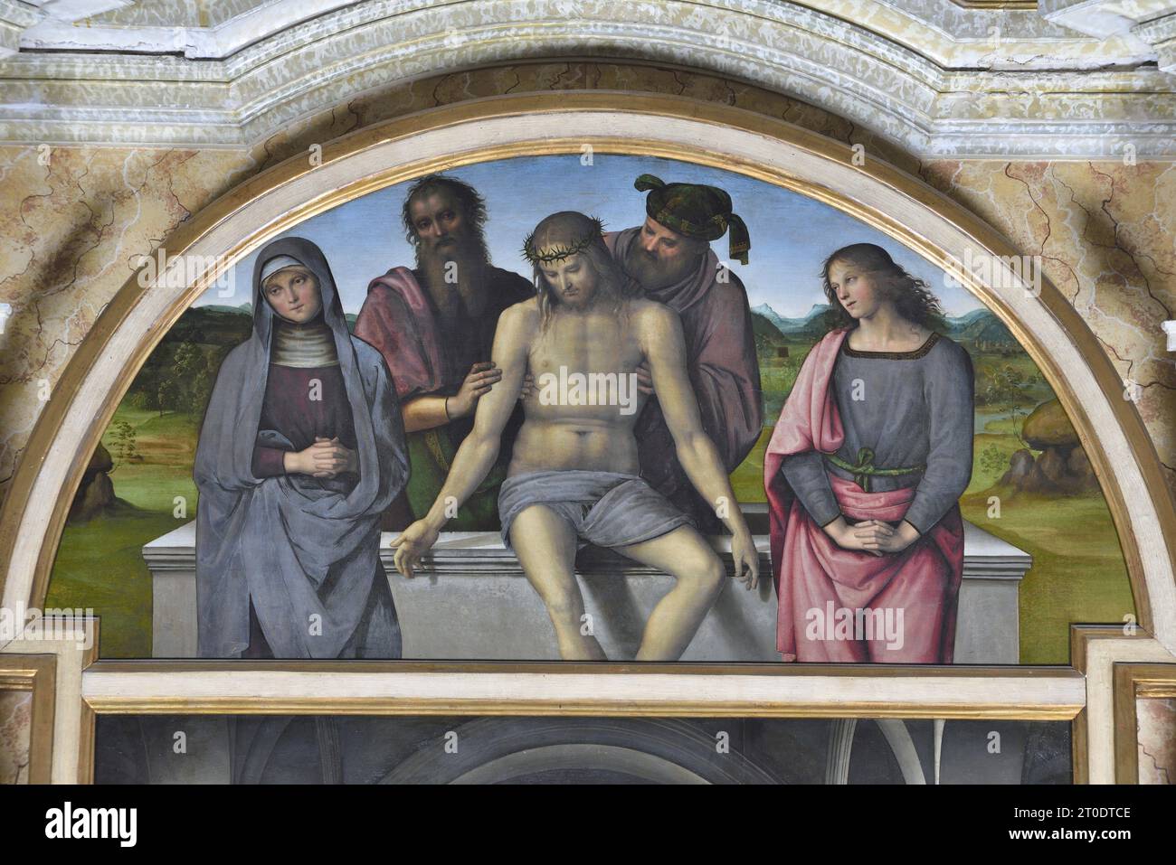 Fano (Italien, Marken. Provinz Pesaro-Urbino). Kirche Santa Maria Nuova, Pietro Vannucci bekannt als Il Perugino, Altar von Fano (Jungfrau und Kind mit den Heiligen Johannes dem Täufer, Ludwig von Toulouse, Franz von Assisi, Peter und Maria Magdalena; Pietà im Cymatium mit dem Heiligen Joseph von Arimathea und St. Nicodemus), Öl auf Platte, 1488-89 Stockfoto