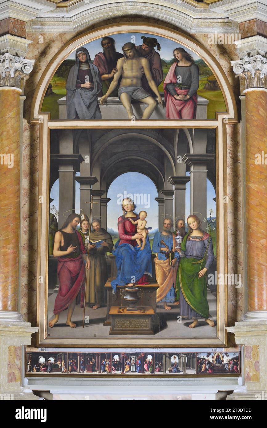 Fano (Italien, Marken. Provinz Pesaro-Urbino). Kirche Santa Maria Nuova, Pietro Vannucci bekannt als Il Perugino, Altar von Fano (Jungfrau und Kind mit den Heiligen Johannes dem Täufer, Ludwig von Toulouse, Franz von Assisi, Peter und Maria Magdalena; Pietà im Cymatium mit dem Heiligen Joseph von Arimathea und St. Nicodemus), Öl auf Platte, 1488-89 Stockfoto