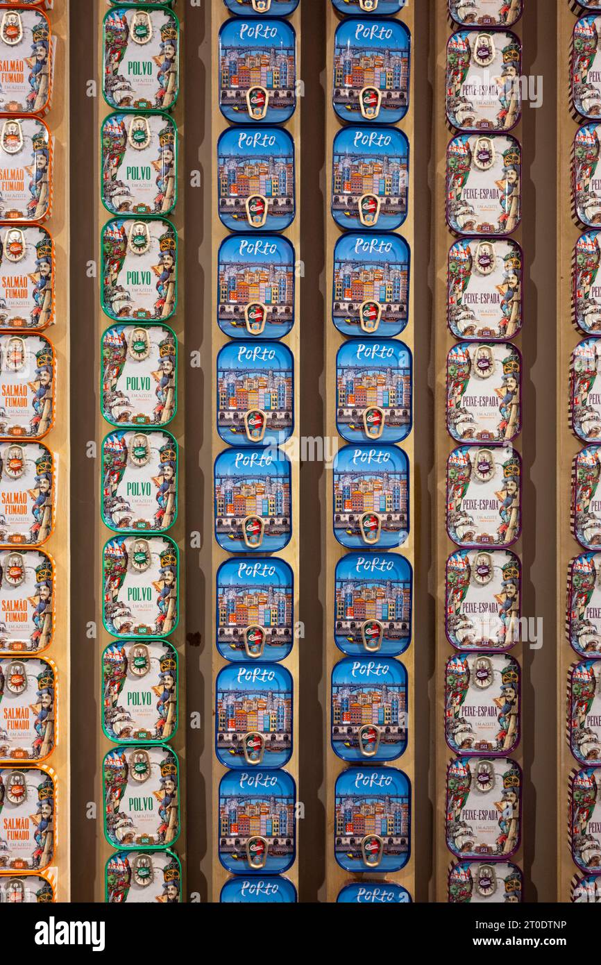 Portugiesische Sardinen in Dosen werden im Comur-Shop in Porto, Portugal, ausgestellt Stockfoto