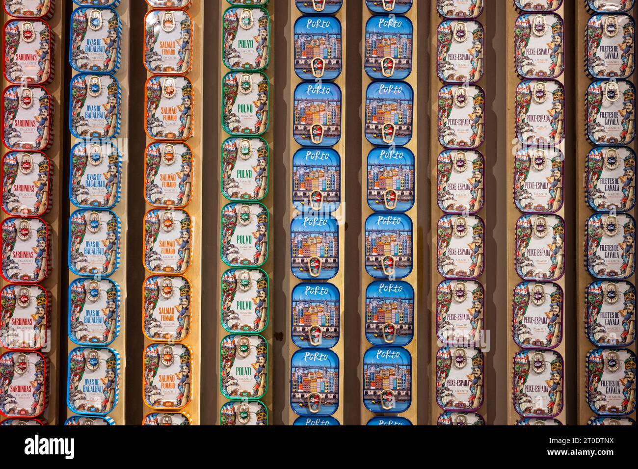 Portugiesische Sardinen in Dosen werden im Comur-Shop in Porto, Portugal, ausgestellt Stockfoto