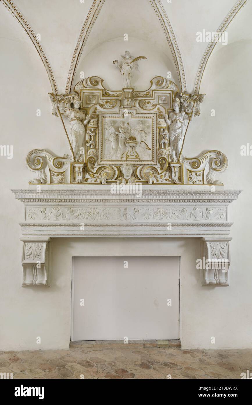 Piobbico (Italien, Marken - Provinz Pesaro-Urbino), Schloss Brancaleoni, Adelswohnung, Sala del Leon d'Oro. Kamin mit Dekorationen von Federico Brandani (16. Jahrhundert) Stockfoto