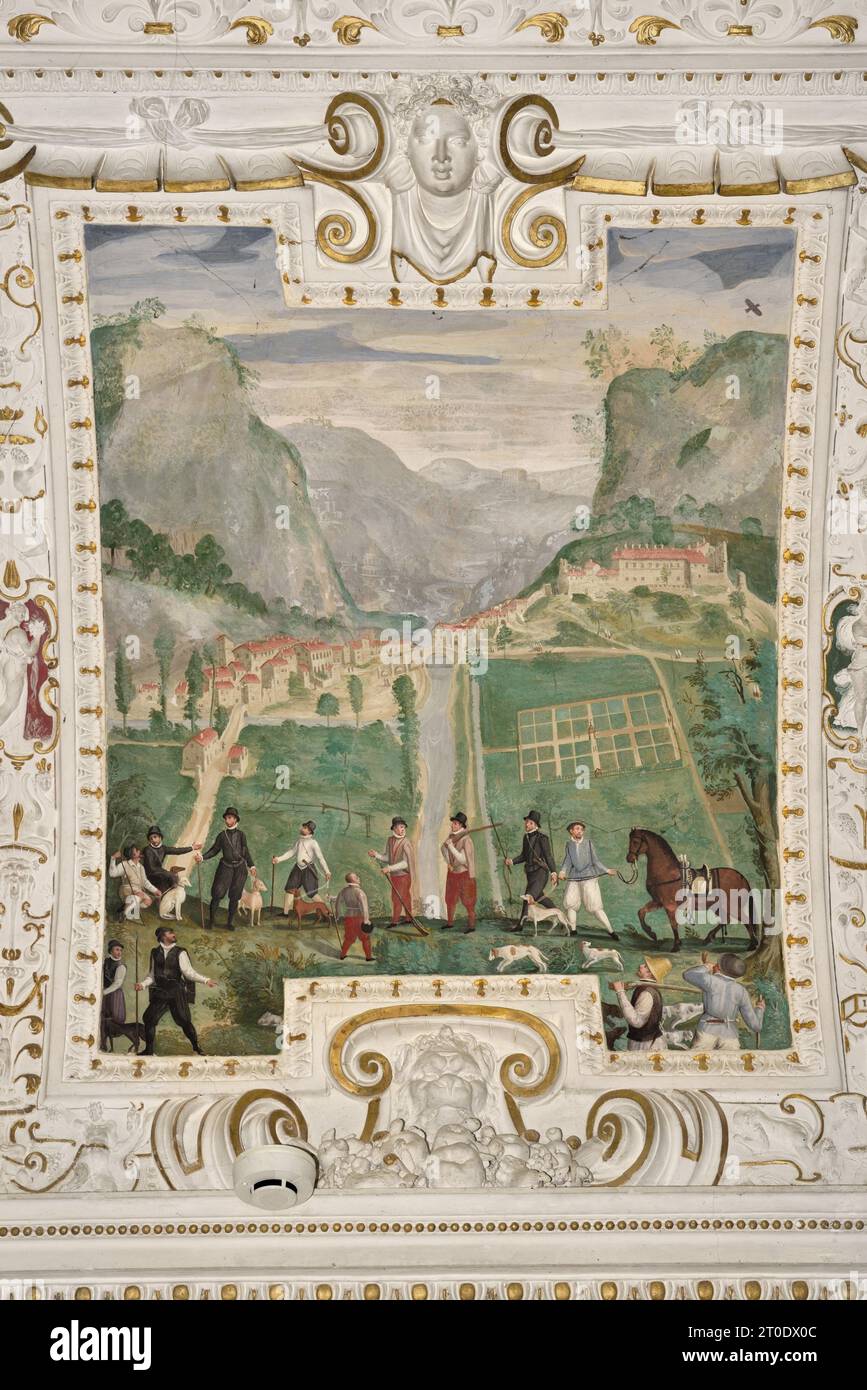Piobbico (Italien, Marken - Provinz Pesaro-Urbino), Schloss Brancaleoni, edle Wohnung, Römisches Zimmer. Zyklus von Fresken, die Damiani da Gubbio zugeschrieben werden, und Stuckarbeiten von Federico Brandani. Jagdszene des Grafen Antonio mit Blick auf das Dorf Piobbico und das Schloss Brancaleoni, 16. Jahrhundert Stockfoto