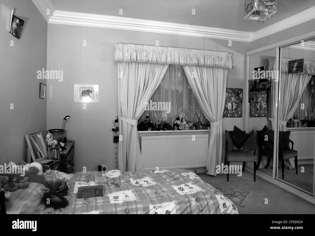 Innenausstattung eines Kinderzimmers mit Plüschspielzeug auf dem Bett Surrey England Stockfoto