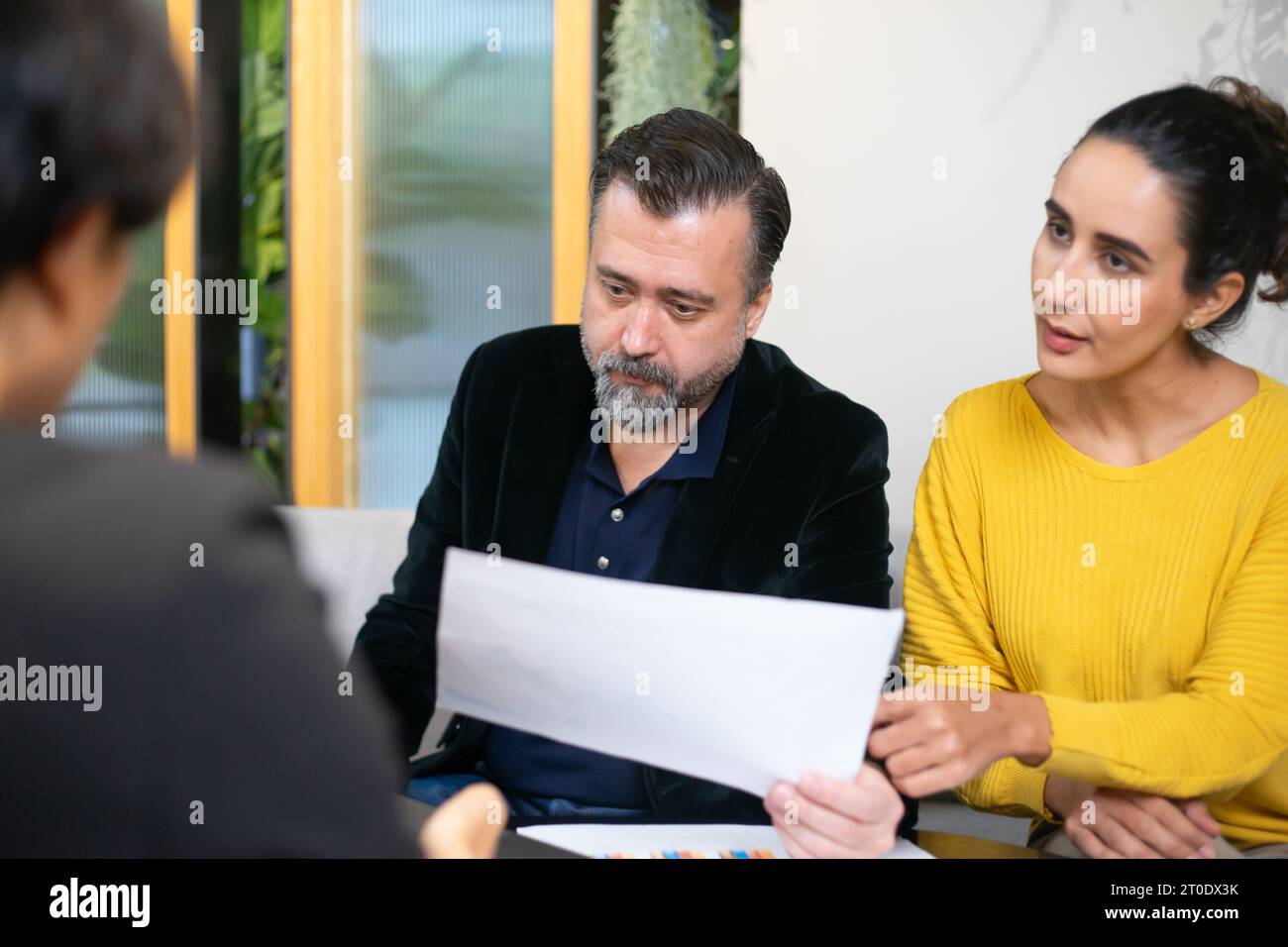 Geschäftsleute begrüßen, handeln und versiegeln ein Geschäftsvertragszeichen. Gelegentliche Geschäftsverhandlungen im Büro. Teamarbeit und erfolgreiches Businin Stockfoto