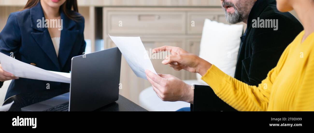Geschäftsleute begrüßen, handeln und versiegeln ein Geschäftsvertragszeichen. Gelegentliche Geschäftsverhandlungen im Büro. Teamarbeit und erfolgreiches Businin Stockfoto