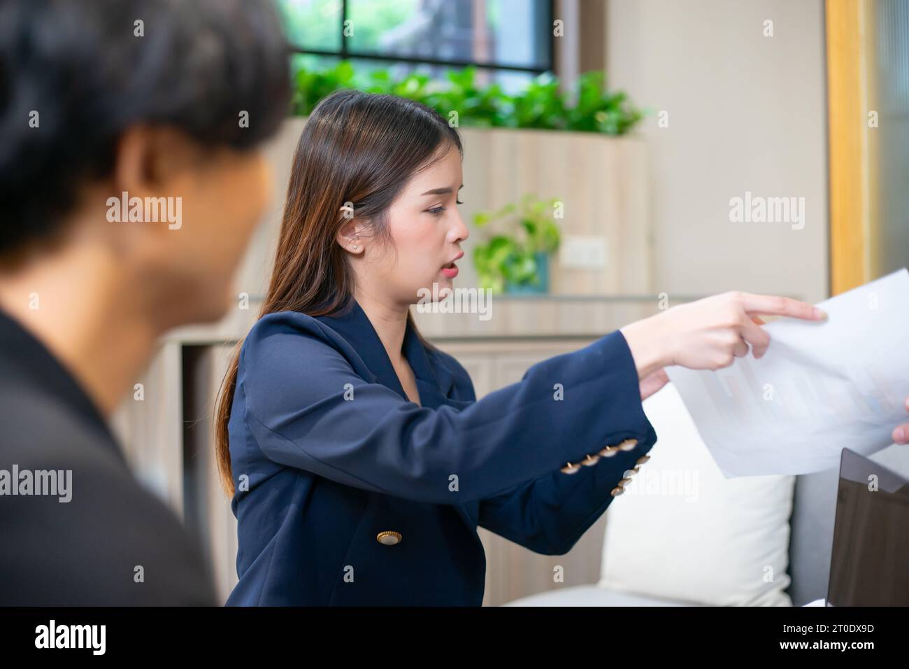 Geschäftsleute begrüßen, handeln und versiegeln ein Geschäftsvertragszeichen. Gelegentliche Geschäftsverhandlungen im Büro. Teamarbeit und erfolgreiches Businin Stockfoto