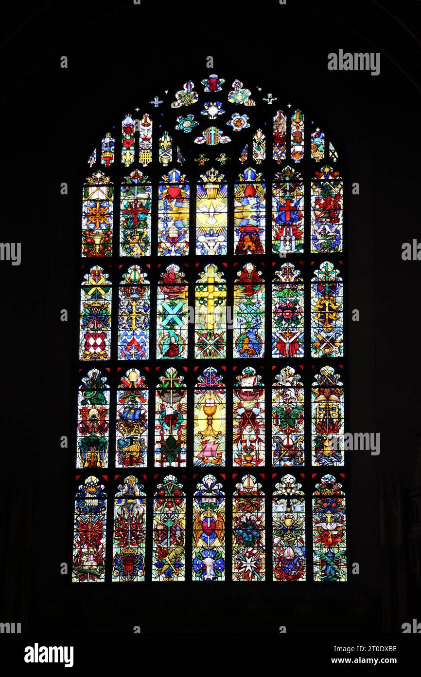 St Luke’s Church East Window wurde 1959 von Hugh Easton Emblems and Symbols of All the Saints Sydney Street Chelsea London England entworfen Stockfoto