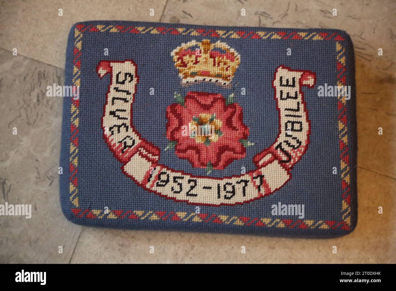 St. Luke's Church Queen Elizabeth II. Silbernes Jubiläum 1952-1977 gestickt auf Prayer Kneeler Chelsea London England Stockfoto