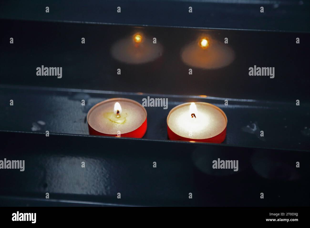 St Luke's Church Votivkerzen Sydney Street Chelsea London England Stockfoto St Luke's Church Votivkerzen Sydney Street Chelsea London England Stockfoto