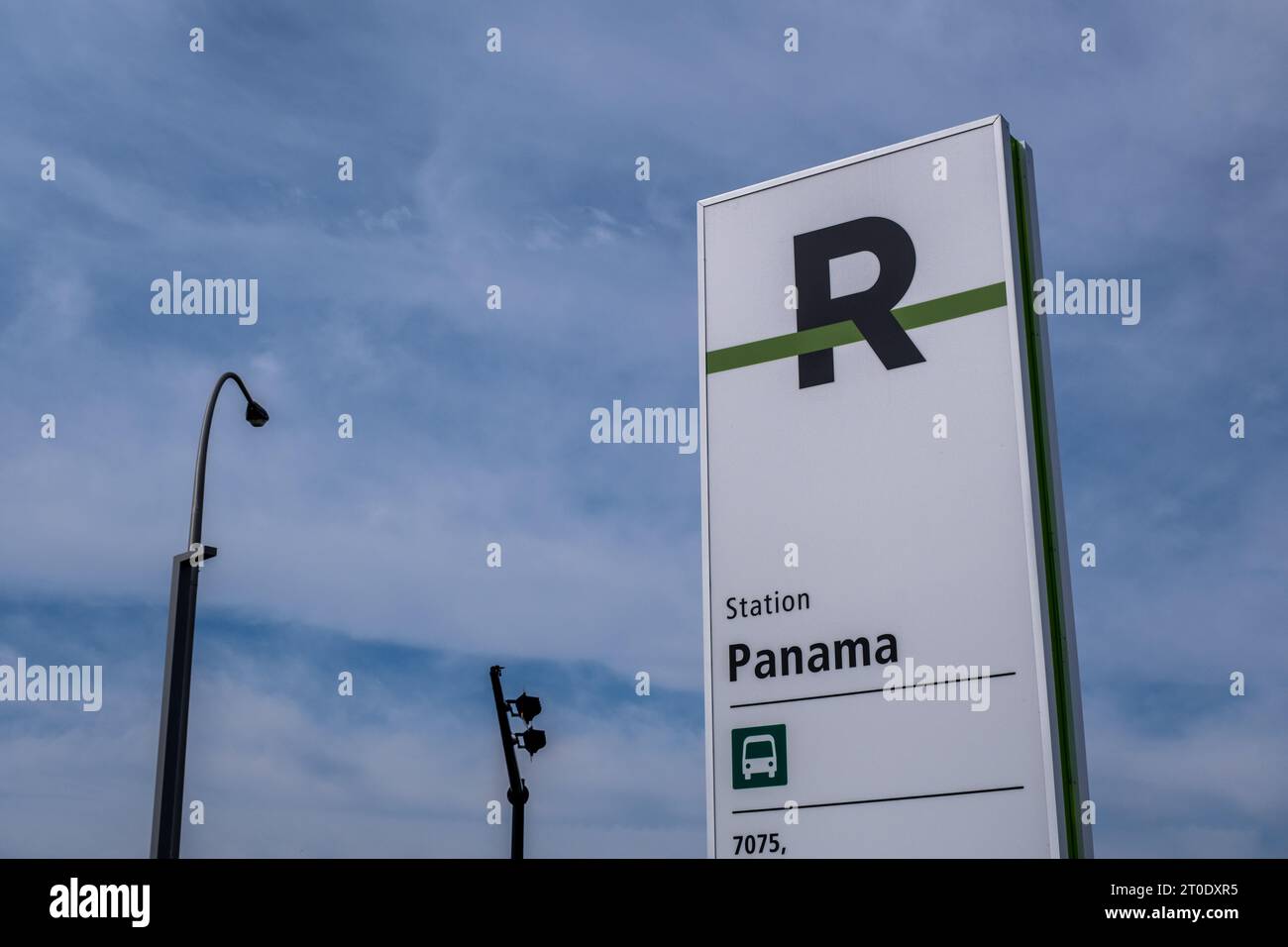 Brossard, CA - 5. Oktober 2023: Schild für Reseau Express Metropolitain (REM) Bahnhof Panam Stockfoto