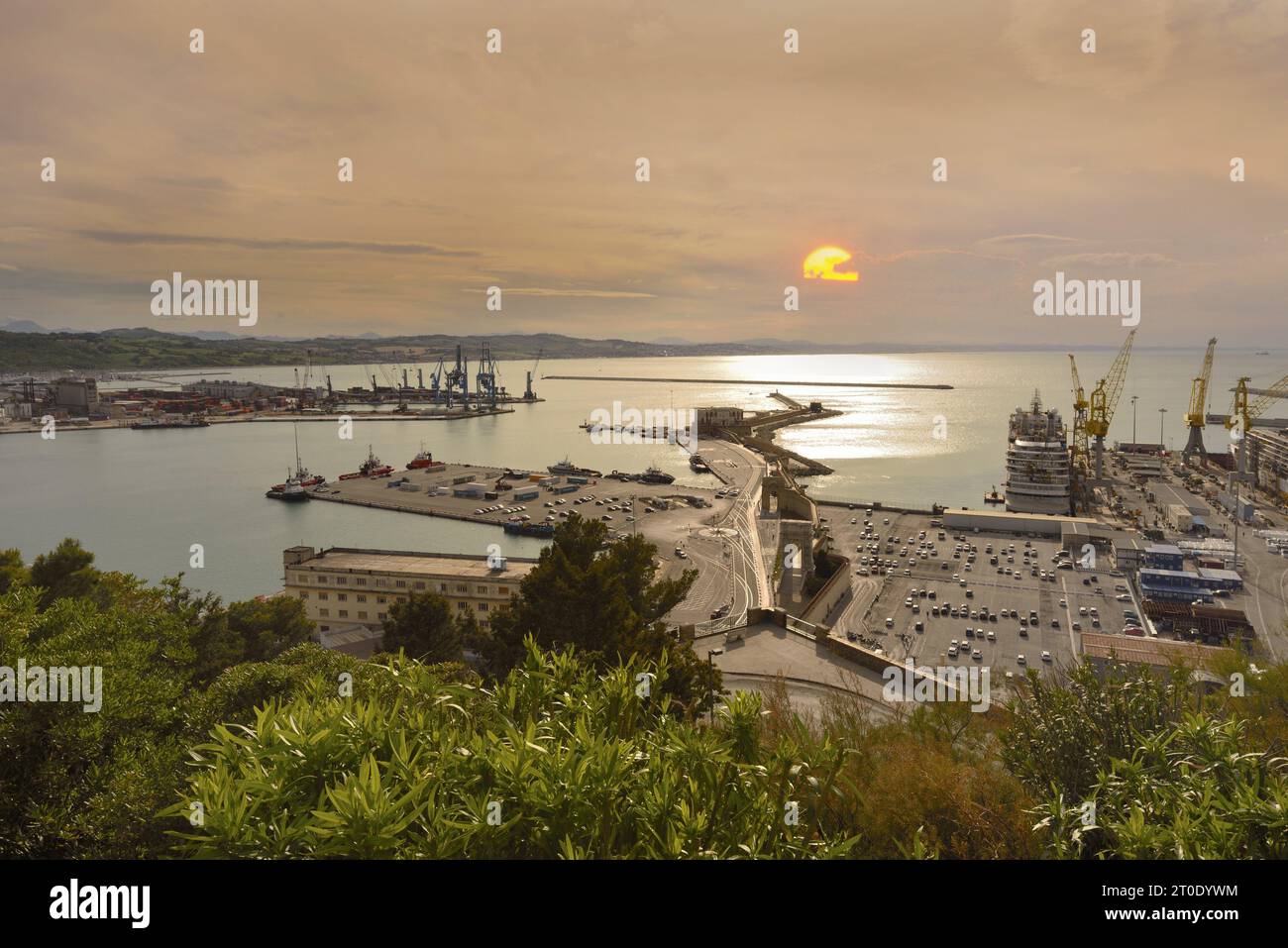 Ancona (Italien, Marken), Panorama von San Ciriaco auf dem Hafen (Sonnenuntergang) Stockfoto
