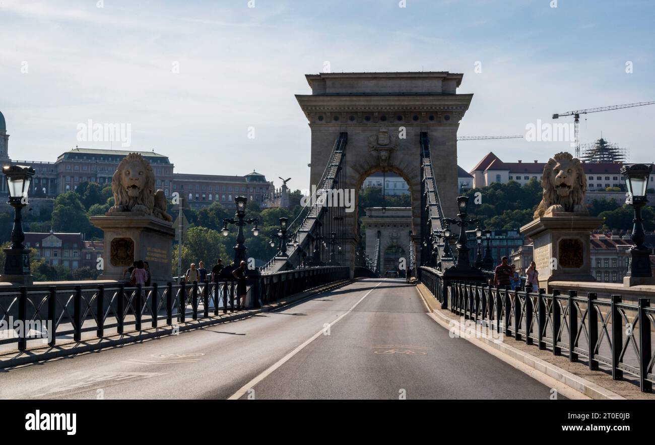 Széchenyi Kettenbrücke, eine Hängebrücke, die die Donau zwischen Buda und Pest in Budapest überspannt Stockfoto