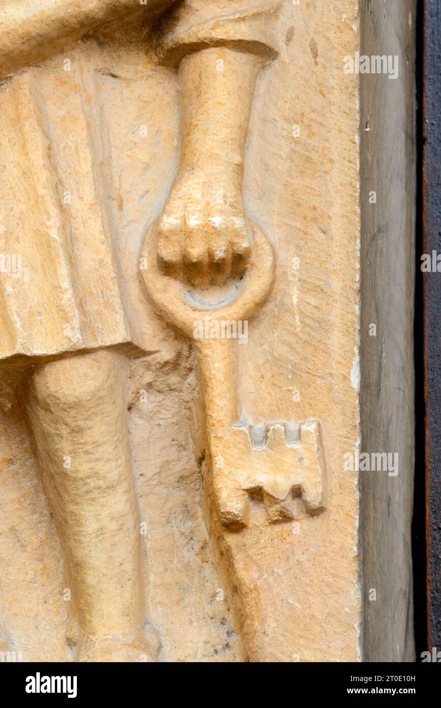 Ferentillo (Umbrien - TR), Abtei von San Pietro in Valle. Portal des Kreuzgangs, Detail mit St. Peters Skulptur Stockfoto