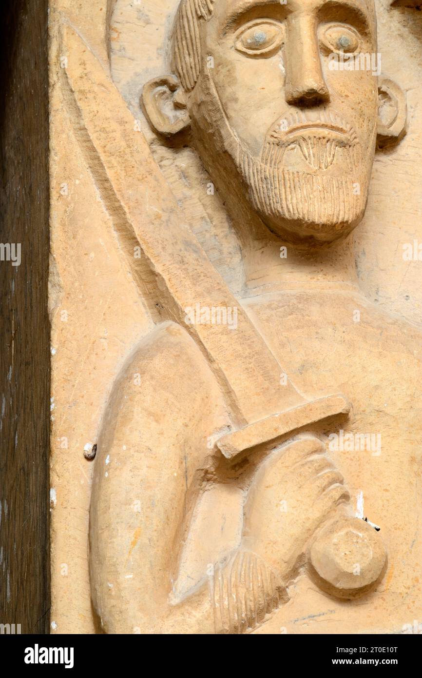 Ferentillo (Umbrien - TR), Abtei von San Pietro in Valle. Portal des Kreuzgangs, Detail mit Skulptur des Heiligen Paulus Stockfoto
