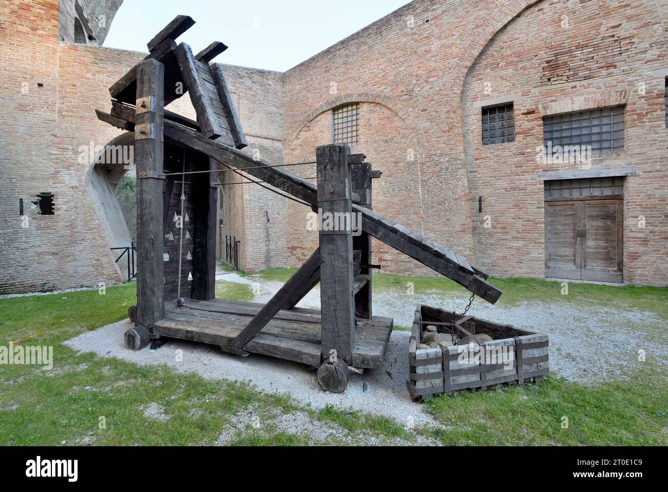 Mondavio (Marken - Pu). tal der Festung, Rekonstruktion einer von Francesco di Giorgio Martini entworfenen Kriegsmaschine (Zughammer mit Gleitfläche) Stockfoto