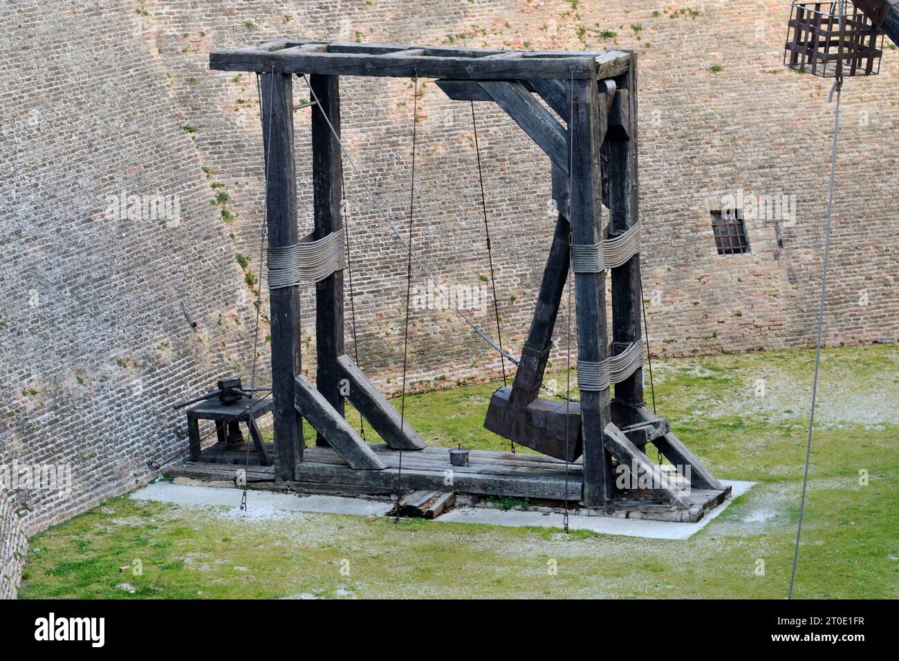 Mondavio (Marken - Pu). tal der Festung, Rekonstruktion der Kriegsmaschine entworfen von Francesco di Giorgio Martini (Hammertrebuchet) Stockfoto