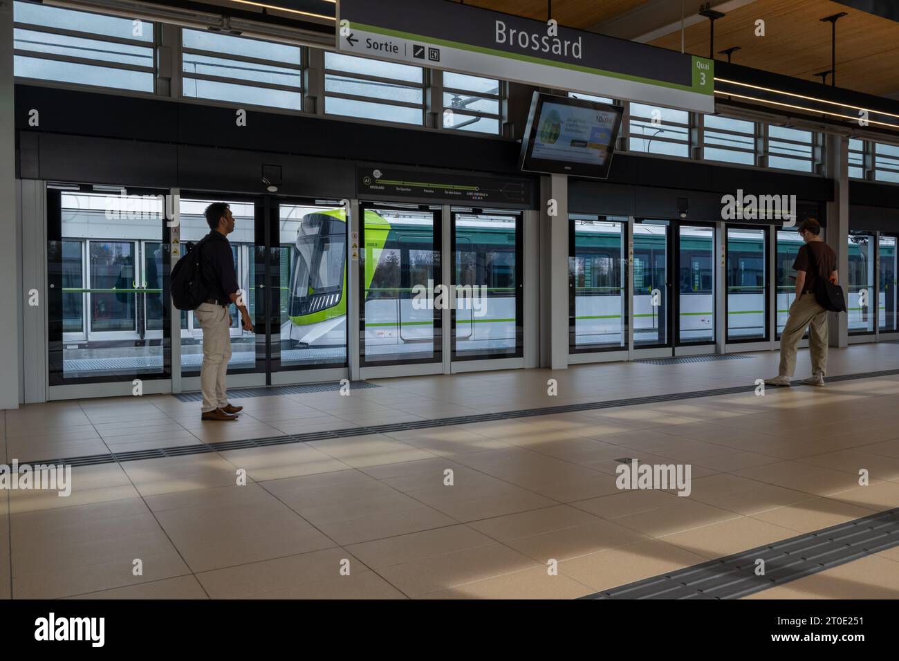 Brossard, CA - 5. Oktober 2023: Leute, die auf den Reseau Express Metropolitain (REM) Zug warten, am Bahnhof Brossard Stockfoto
