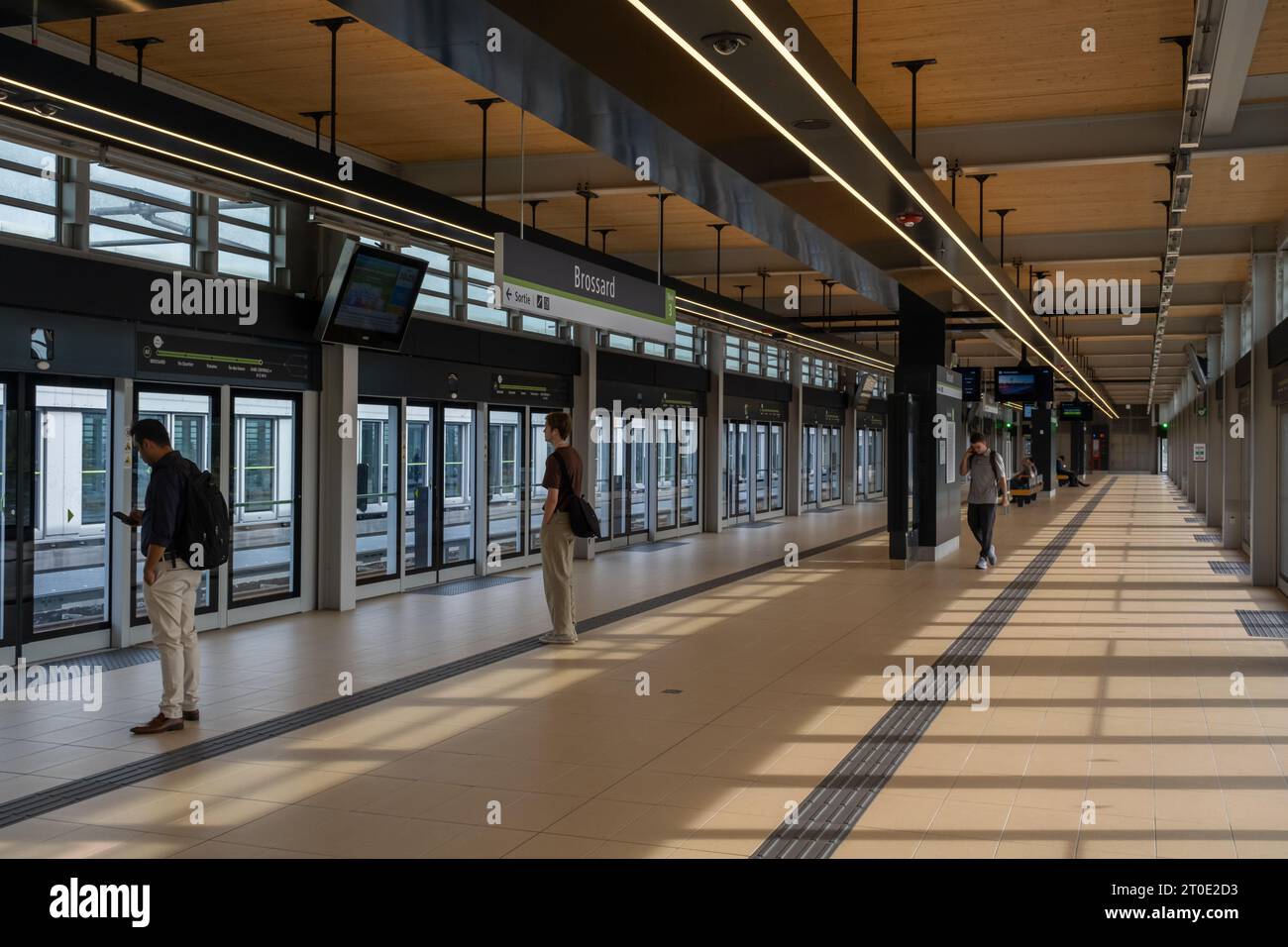 Brossard, CA - 5. Oktober 2023: Leute, die auf den Reseau Express Metropolitain (REM) Zug warten, am Bahnhof Brossard Stockfoto