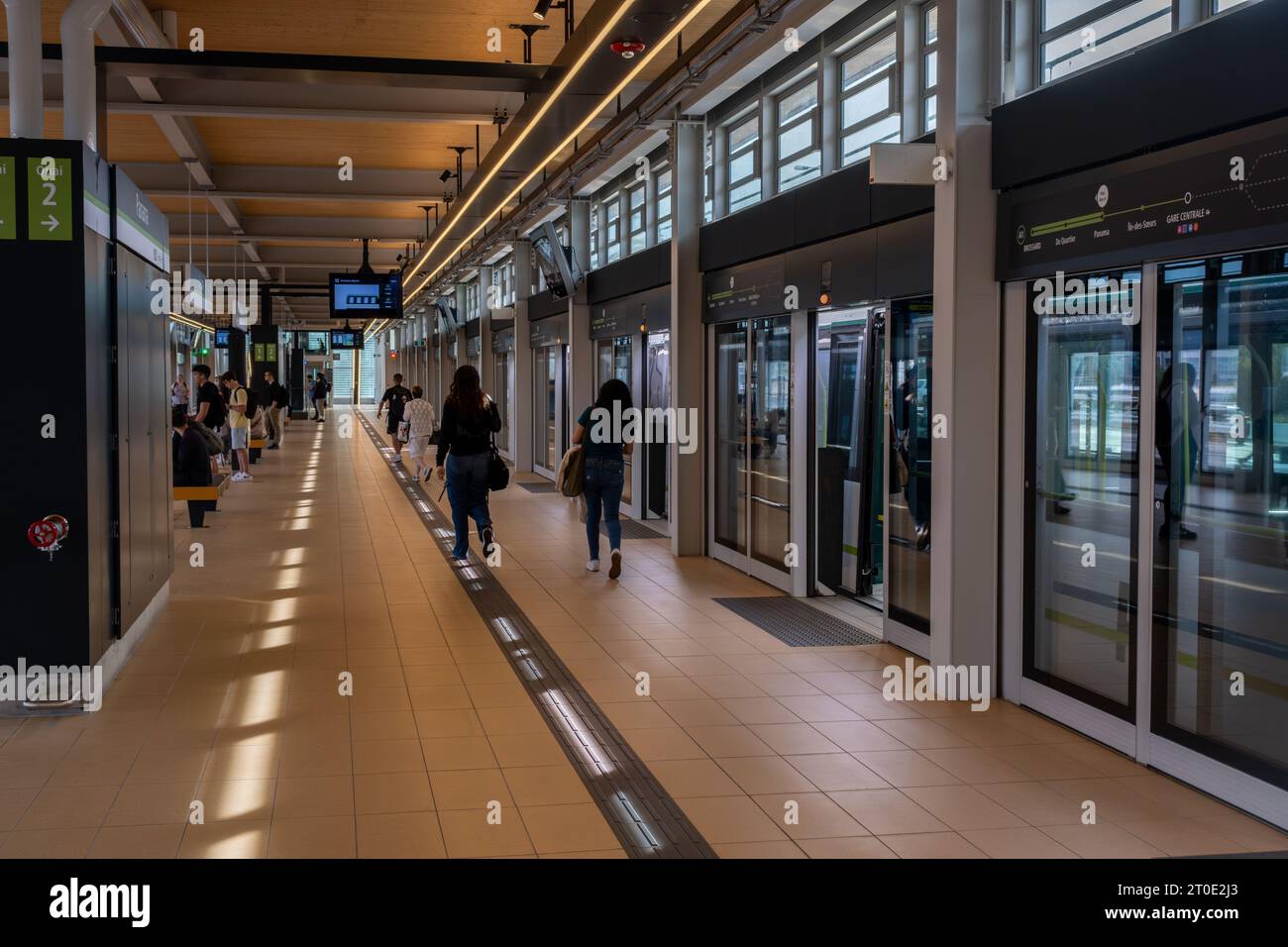 Brossard, CA - 5. Oktober 2023: Leute, die auf den Reseau Express Metropolitain (REM) Zug warten, am Bahnhof Panama Stockfoto