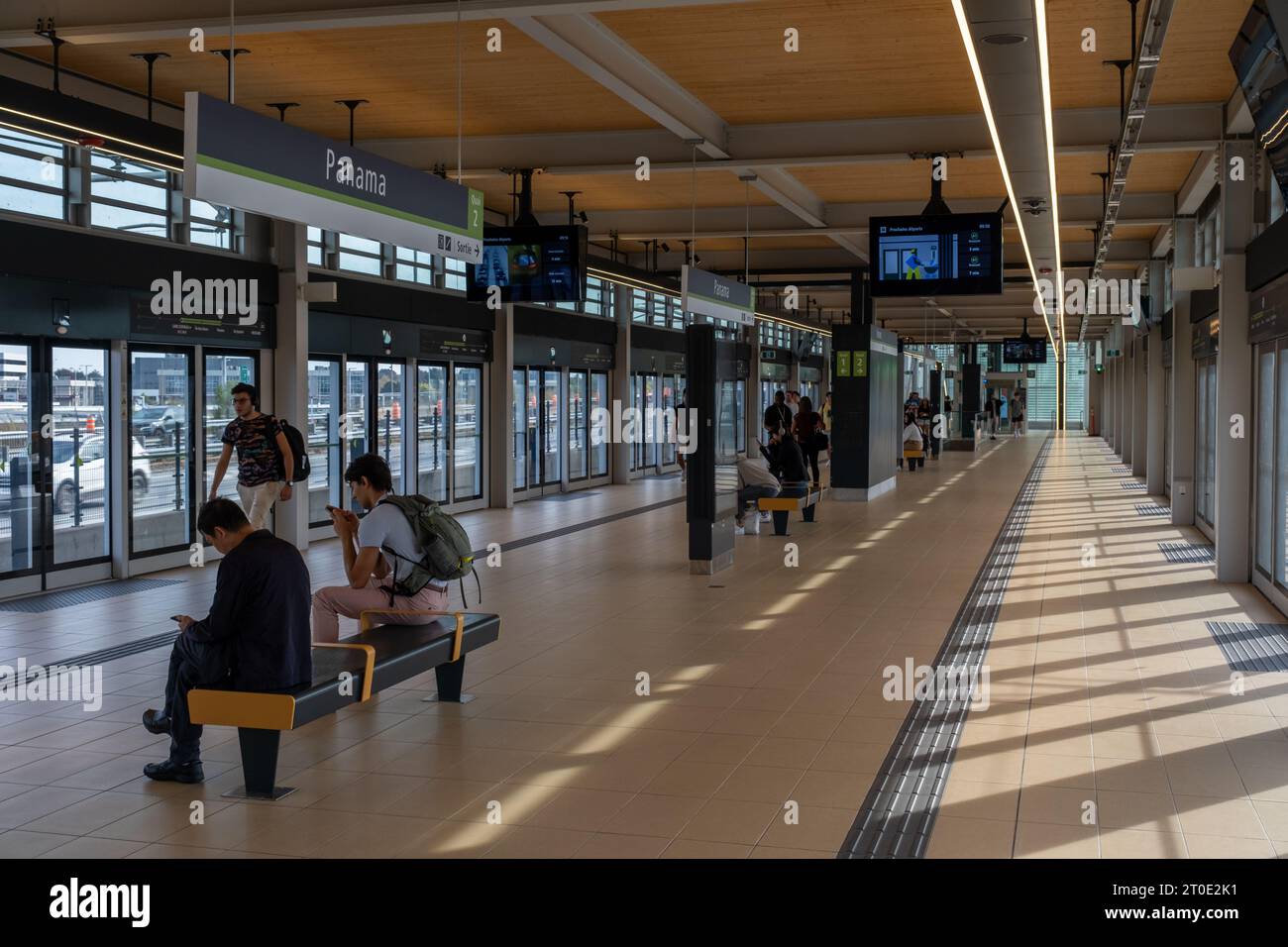Brossard, CA - 5. Oktober 2023: Leute, die auf den Reseau Express Metropolitain (REM) Zug warten, am Bahnhof Panama Stockfoto