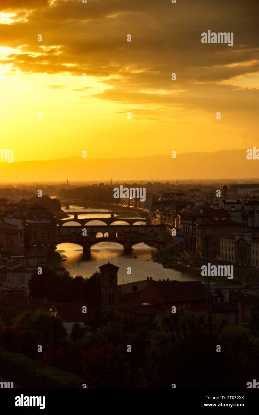 tramonto sull'Arno e sui ponti di Firenze Stockfoto