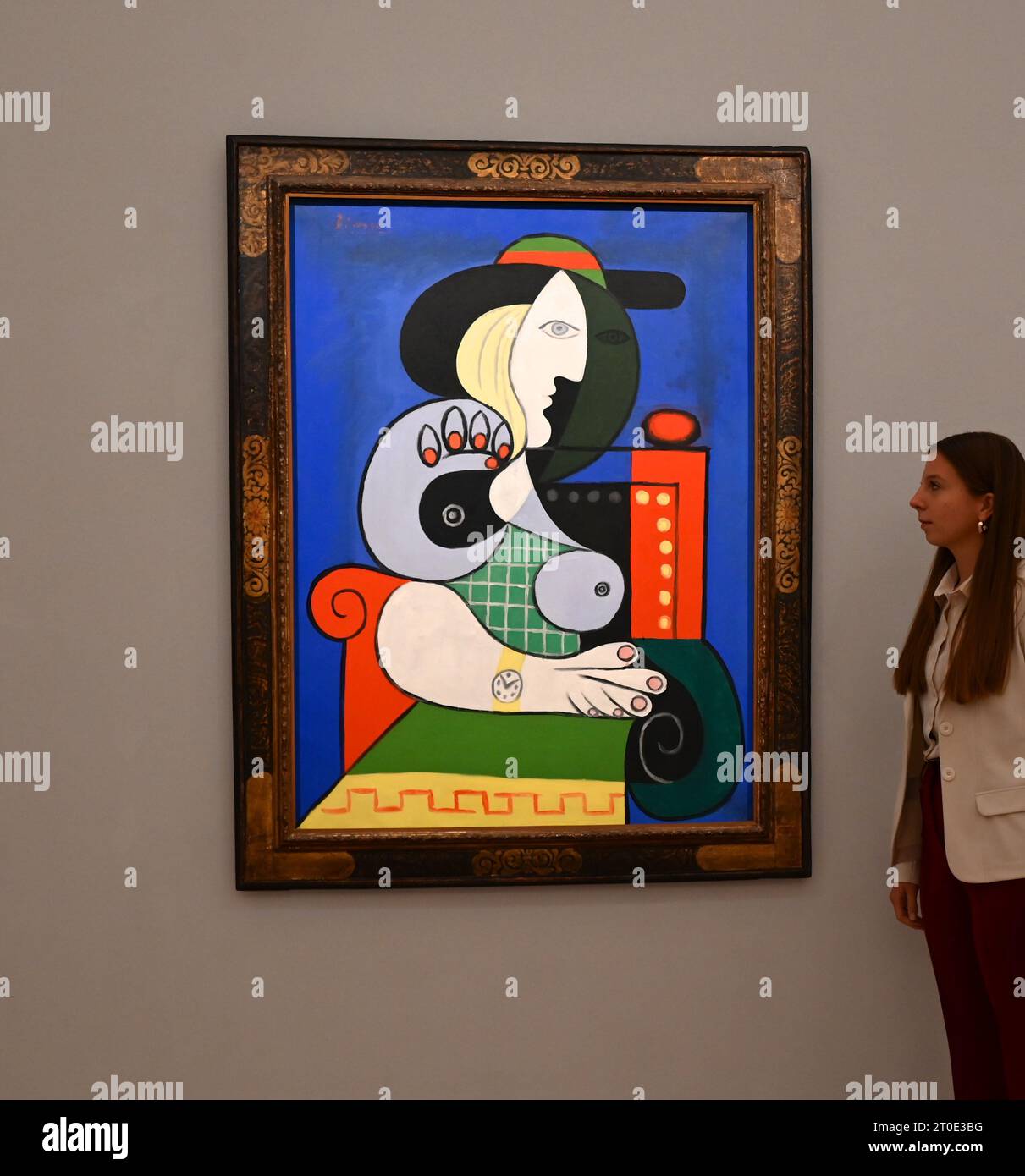 Pablo Picassos Femme a la Montre, von 1932, dem goldenen Jahr des Künstlers, wird dieses Wochenende in London bis zum 11. Oktober in Sothebys der Öffentlichkeit zugänglich gemacht. schätzungsweise über 120 Millionen Dollar, als es im November in New York angeboten wird, ist das Werk eines der wertvollsten Gemälde überhaupt kommen Sie auf den Markt . Stockfoto