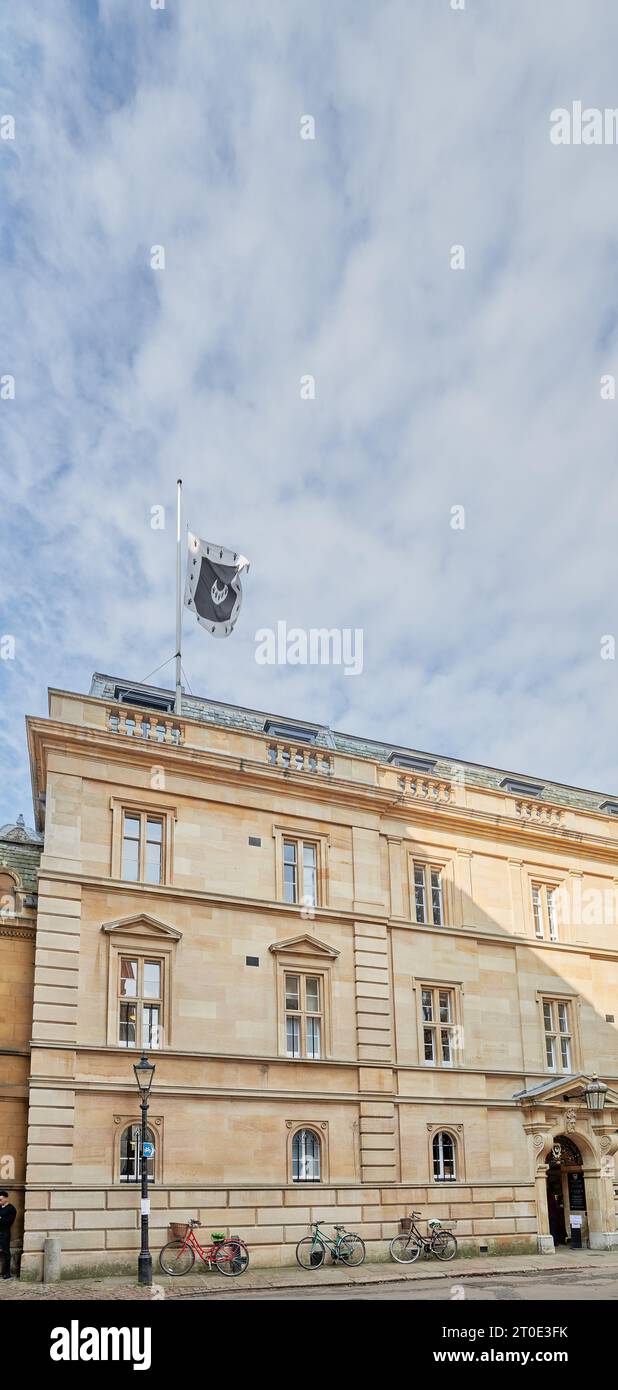 Fahne am Halbmast (in Erinnerung an Malcom Gerloch) am mittelalterlichen College der Trinity Hall, University of Cambridge, England, September Stockfoto