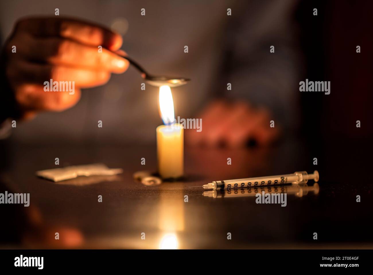 Spritze, Kerze und Heldin eines Junkies Stockfoto