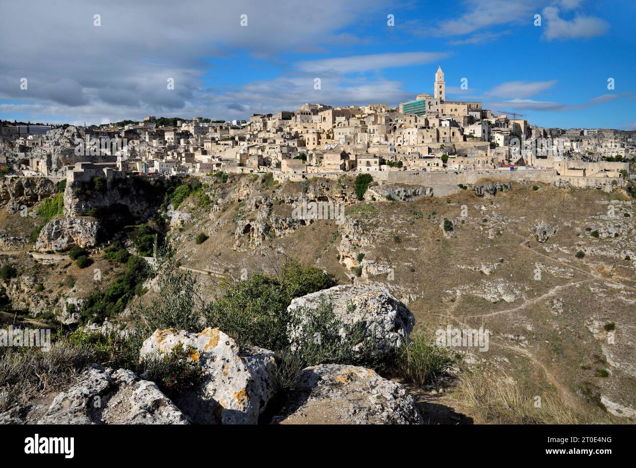 Matera (Italien, Basilicata, Provinz Matera). Panoramablick auf die Stadt vom Murgia Park Stockfoto