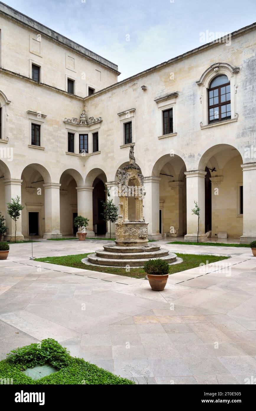 Lecce (Italien, Apulien, Provinz Lecce) piazza Duomo, Palazzo del Seminario, Innenhof Stockfoto