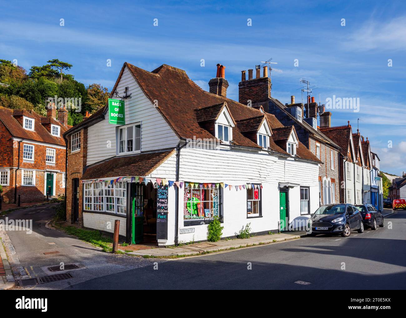 Sack of Books Kinderbuchhandlung und Gebäude im lokalen Stil in der South Street und Chapel Hill in Lewes, der historischen Kreisstadt East Sussex, SE England Stockfoto