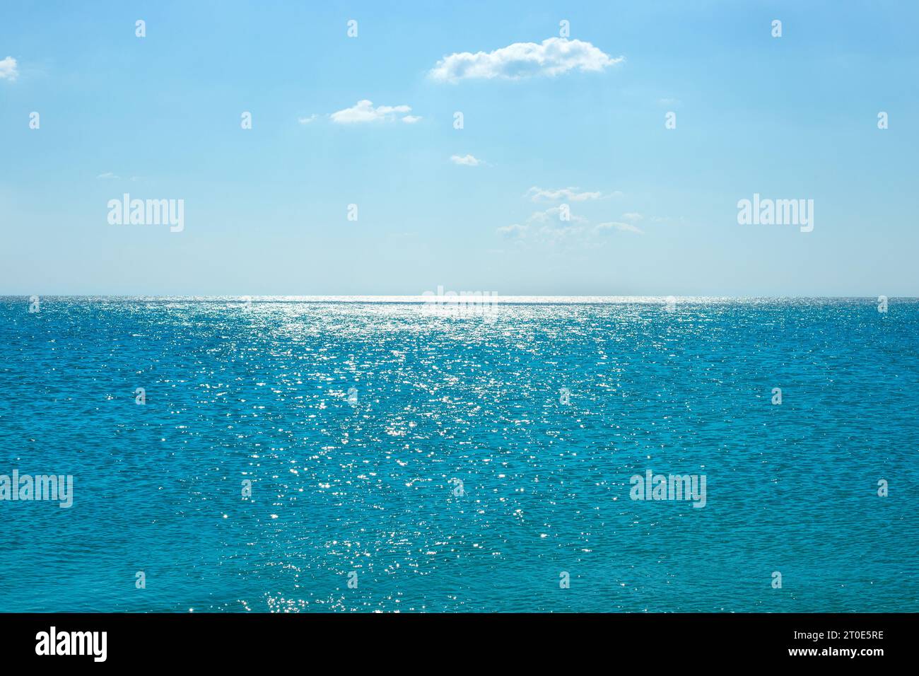 Ruhige Meereslandschaft. Blaues Meer und blauer Himmel mit Wolken am Horizont. Stockfoto