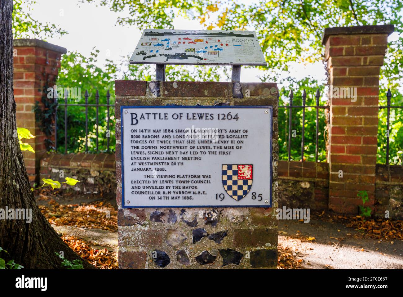 Gedenktafel zum Gedenken an den Ort der Schlacht von Lewes im Jahr 1264 auf einer Aussichtsplattform in Lewes, der historischen County-Stadt East Sussex, Südostengland Stockfoto