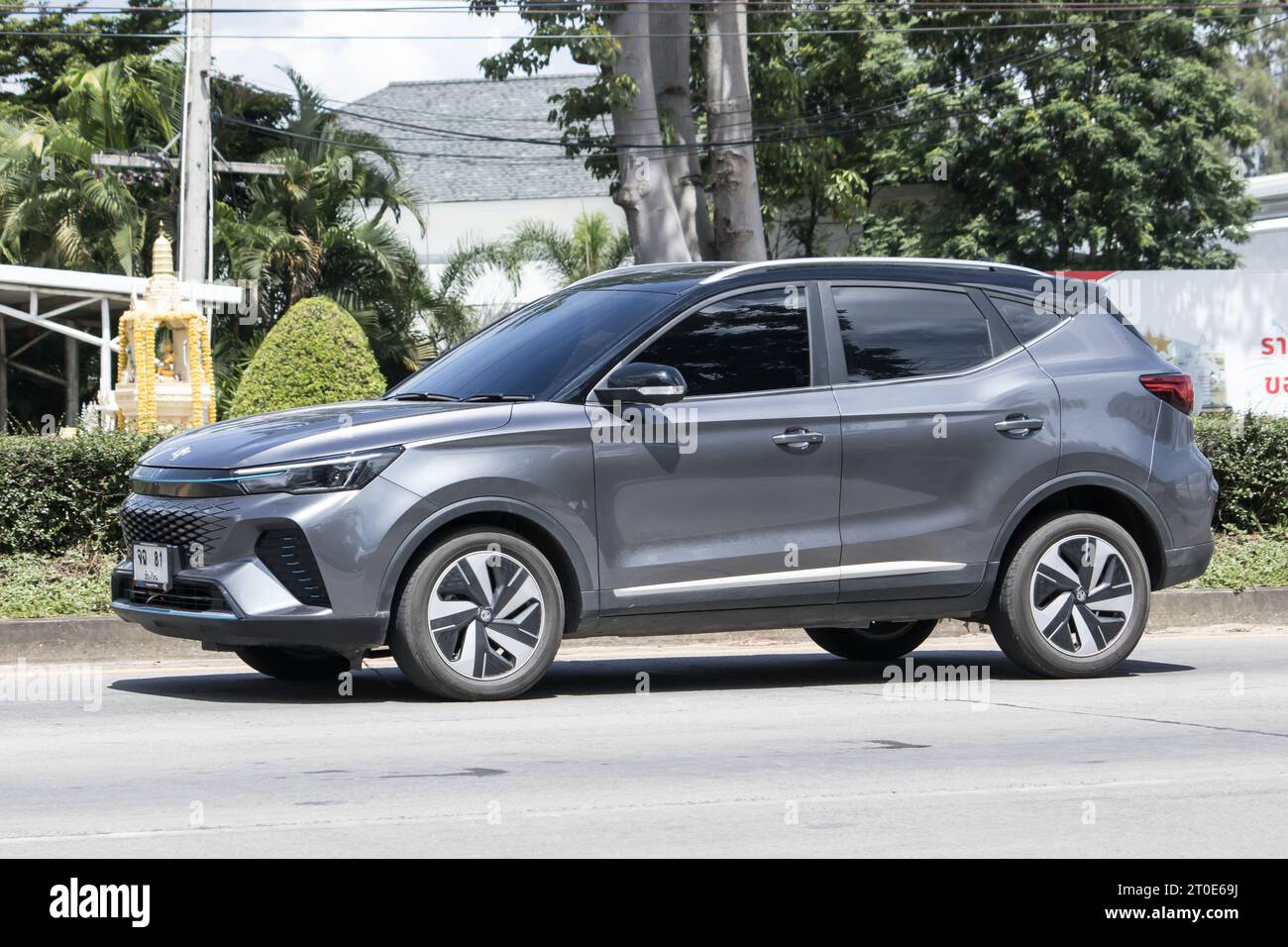 Chiangmai, Thailand - 28 2023. Februar: Privater SUV MG im Vergleich zu HEV. Produkt aus der britischen Automobilindustrie. An der Straße Nr. 1001, 8 km von der Stadt Chiangmai entfernt. Stockfoto