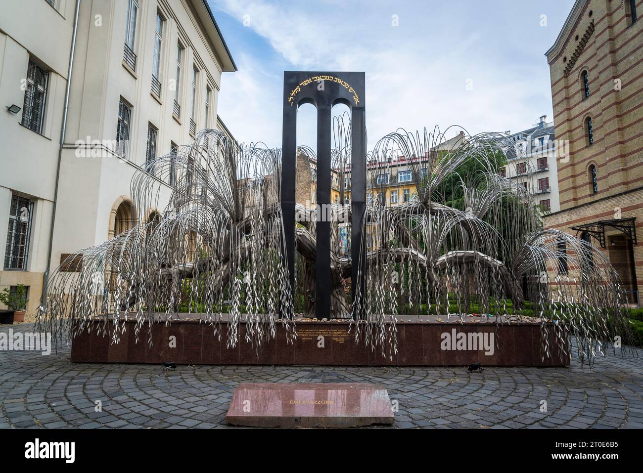 Der Raoul Wallenberg Park mit seinem Mahnbaum aus Metall, der auf jedem Blatt den Namen oder die Nummer eines Holocaust-Opfers trägt, die Synagoge in der Dohány-Straße, zweitgrößte Stockfoto